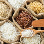 Różne rodzaje ryżu w płóciennych workach
