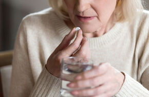 Kobieta zażywa leki na menopauzę 