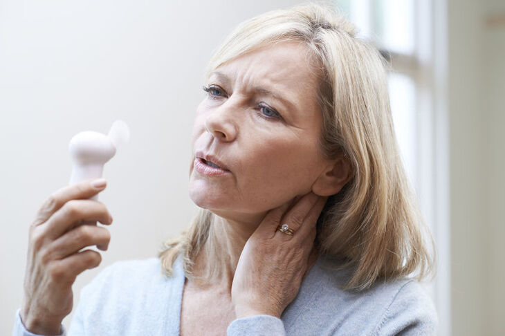 Kobieta w trakcie menopauzy odczuwa uderzenia gorąca