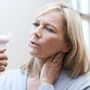 Kobieta w trakcie menopauzy odczuwa uderzenia gorąca