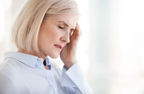 Kobieta odczuwa nietypowe objawy menopauzy