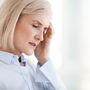 Kobieta odczuwa nietypowe objawy menopauzy