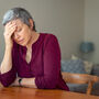 Kobiecie w średnim wieku dokuczają pierwsze objawy menopauzy