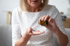 Kobieta zażywa tabletki na menopauzę