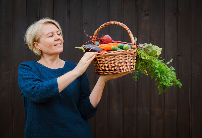 50-letnia kobieta z koszem warzyw