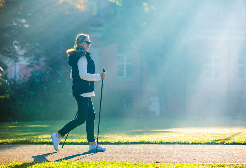 40-letnia kobieta uprawia nordic walking