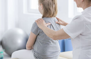 Dziecko ze skoliozą idiopatyczną w trakcie rehabilitacji