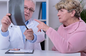 Lekarz tłumaczy pacjentce skutki choroby