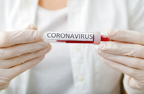 Osoba trzymająca w dłoniach szczepionkę na koronawirusa