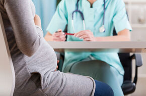 Kobieta w ciąży w czasie wizyty u lekarza