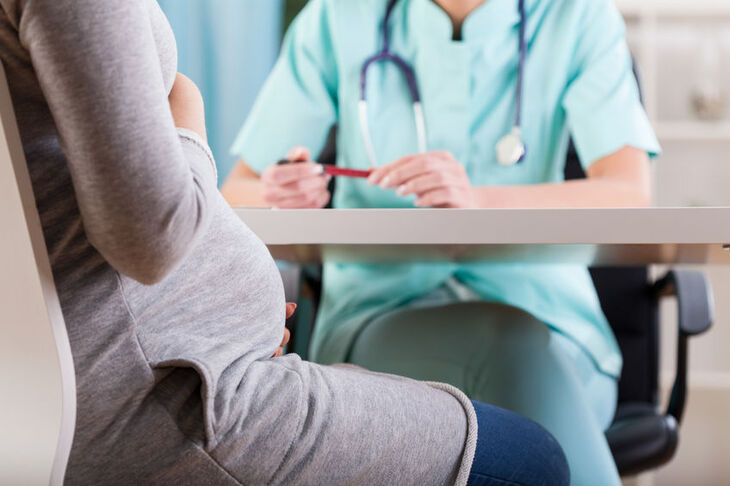 Kobieta w ciąży w czasie wizyty u lekarza
