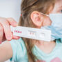 Dziecko trzymające test na koronawirusa