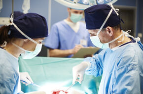 Chirurdzy w trakcie operacji