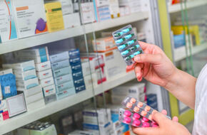 Farmaceuta trzyma tabletki z azytromycyną