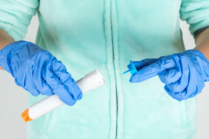 Pielęgniarka trzyma zastrzyk z epinefryną
