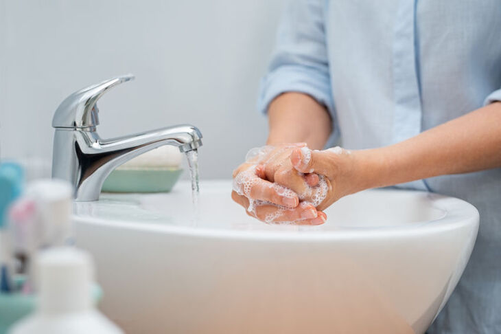 kobieta myje ręce