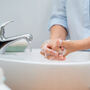 kobieta myje ręce