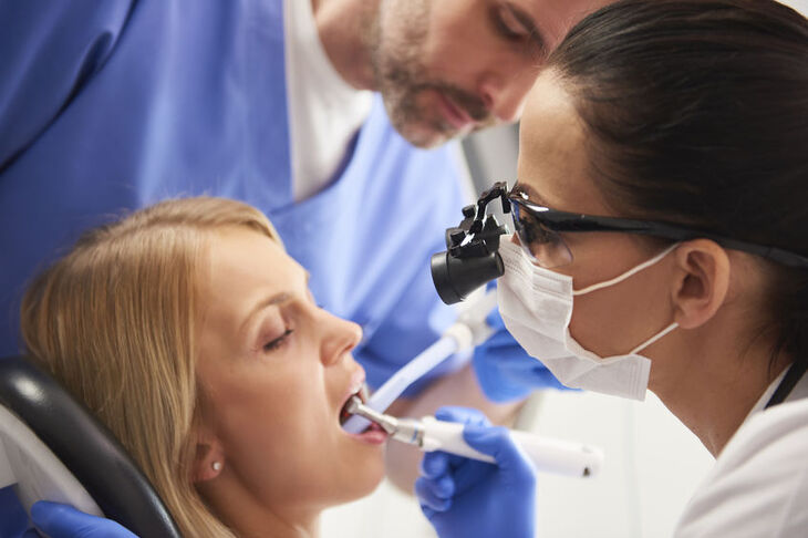 Stomatolog leczy zgorzel zęba