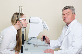 Kobieta w trakcie badania wzroku