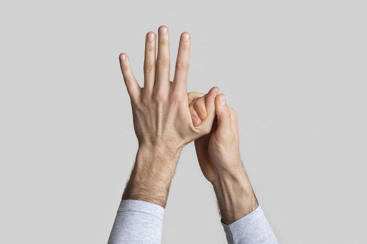 Mężczyzna pokazuje wybity palec