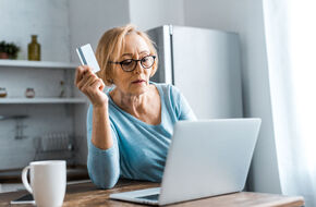 Starsza kobieta robi zakupy przez Internet