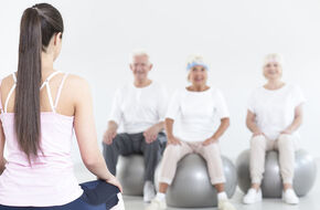 Seniorzy uprawiają fitness
