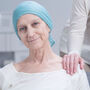Kobieta w chustce po chemioterapii