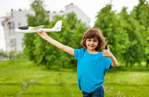Dziecko z samolotem w ręku