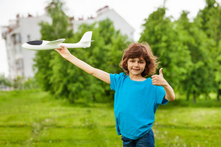 Dziecko z samolotem w ręku