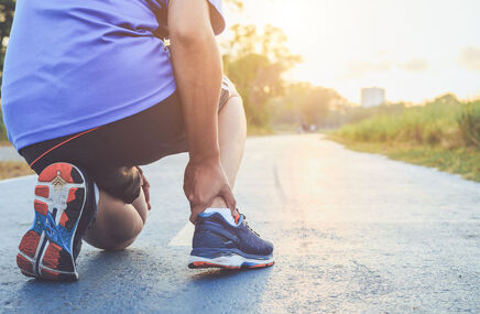 Biegacz odczuwa ból z powodu naderwanego mięśnia