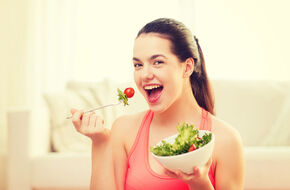 Kobieta jedząca sałatkę