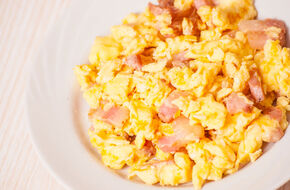 Jajecznica z szynką to dobra propozycja na śniadanie w diecie rozdzielnej