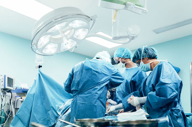 Chirurdzy operują przepuklinę białej kresy