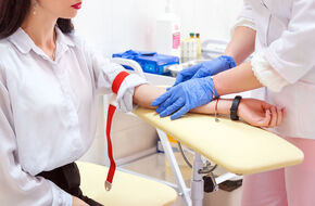 Pielęgniarka pobiera krew pacjentce