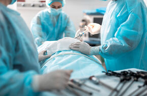 Chirurg w trakcie operacji