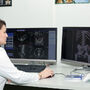 Radiolog ogląda zdjęcia RTG