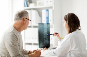 Ortopeda rozmawia z pacjentem