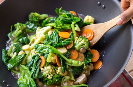 Smażone warzywa sprawdzą się jako dodatek do obiadu wegeteriańskiego