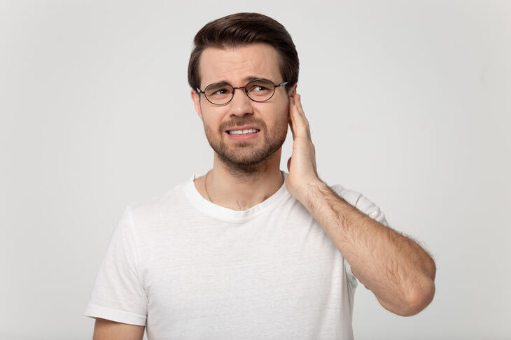 Mężczyzna cierpi na pulsowanie w uchu