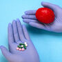 Model mózgu i tabletki w dłoniach