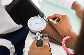 Lekarz mierzy ciśnienie krwi