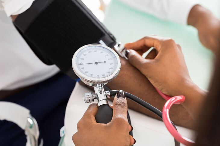 Lekarz mierzy ciśnienie krwi