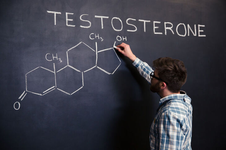 Mężczyzna pisze na tablica wzór chemiczny testosteronu 