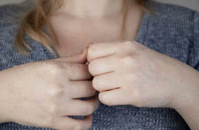 Kobieta cierpi na grzybicę dłoni