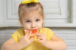Dziecko je pomarańczę
