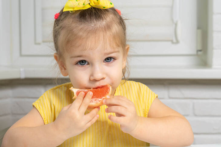Dziecko je pomarańczę