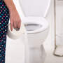 Kobieta trzyma w dłoni papier toaletowy