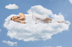 Kobieta śpi na chmurze 