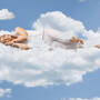 Kobieta śpi na chmurze 