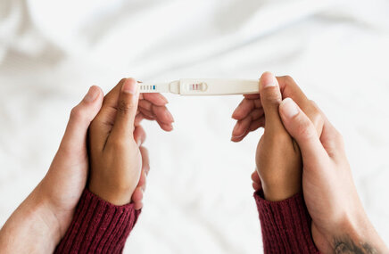 para trzyma test ciążowy w ręku 